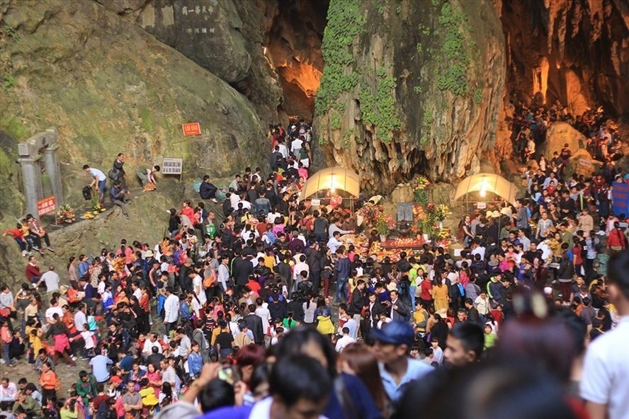 Hàng vạn người tham gia lễ hội chùa Hương mỗi dịp đầu xuân. Ảnh: LĐO