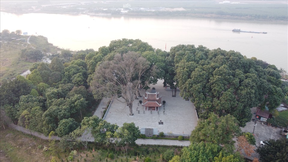 Khu lăng mộ và đền thờ Kinh Dương Vương, Lạc Long Quân, Âu Cơ nằm trong cụm di tích Kinh Dương Vương (tại thôn Á Lữ, xã Đại Đồng Thành, huyện Thuận Thành, tỉnh Bắc Ninh), có tổng diện tích 36 hecta, được UBND tỉnh Bắc Ninh phê duyệt năm 2012.
