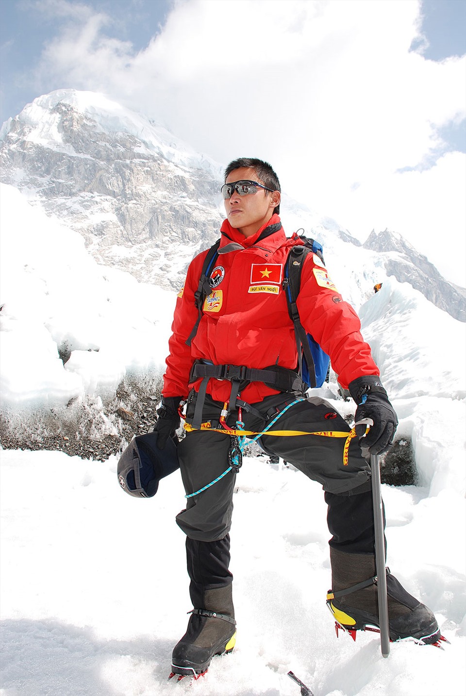 Bùi Văn Ngợi - người Việt Nam đầu tiên - đặt chân lên đỉnh Everest cao 8.848m. Ảnh: NVCC