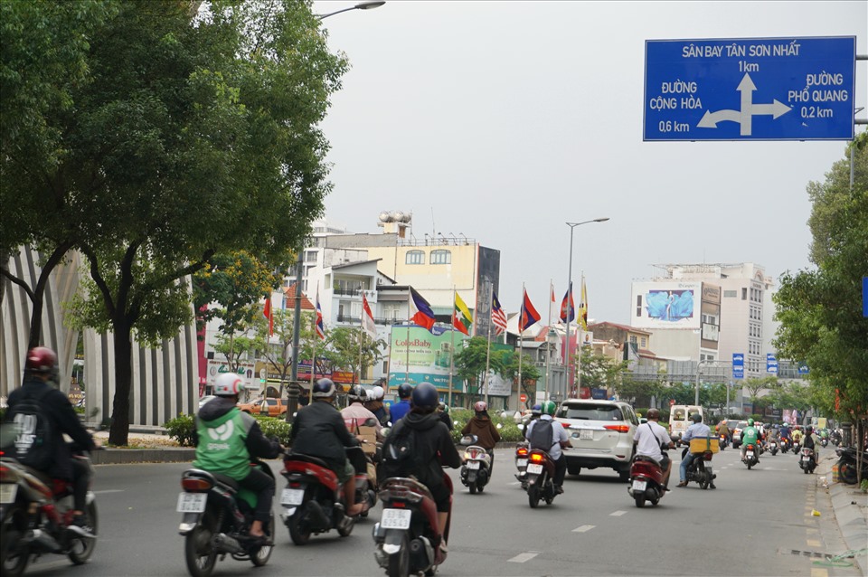 Khu vực xung quanh sân bay Tân Sơn Nhất như đường Trường Sơn, Trần Quốc Hoàn, Hoàng Văn Thụ, Hồng Hà dòng xe cũng rất thông thoáng.