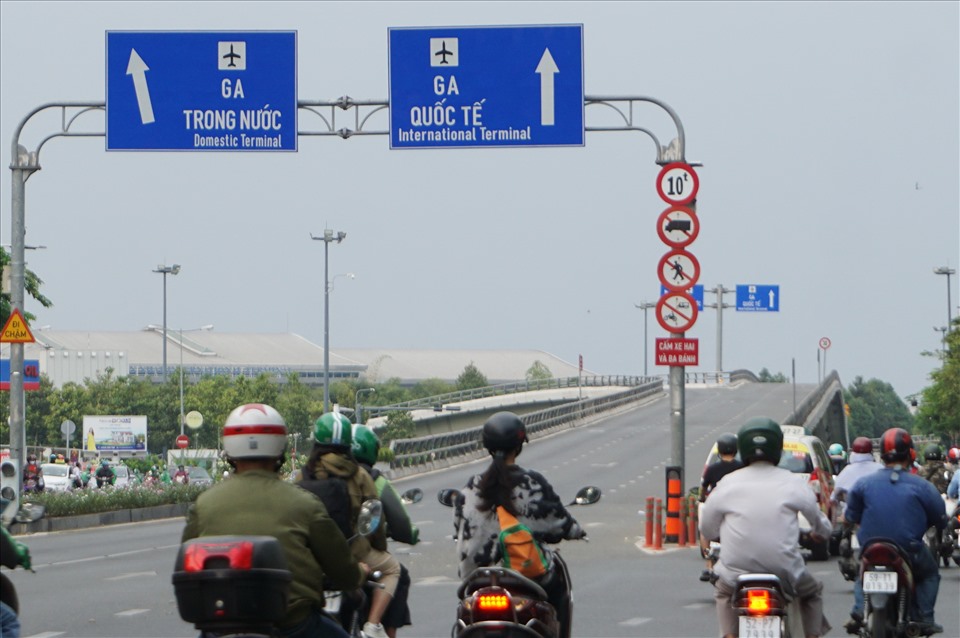 Cầu vượt trước sân bay Tân Sơn Nhất nhiều thời điểm không một chiếc ô tô nào chạy.