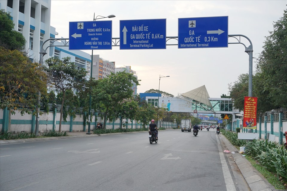 Xe cộ vắng vẻ trên đường Hồng Hà hướng ra sân bay Tân Sơn Nhất.