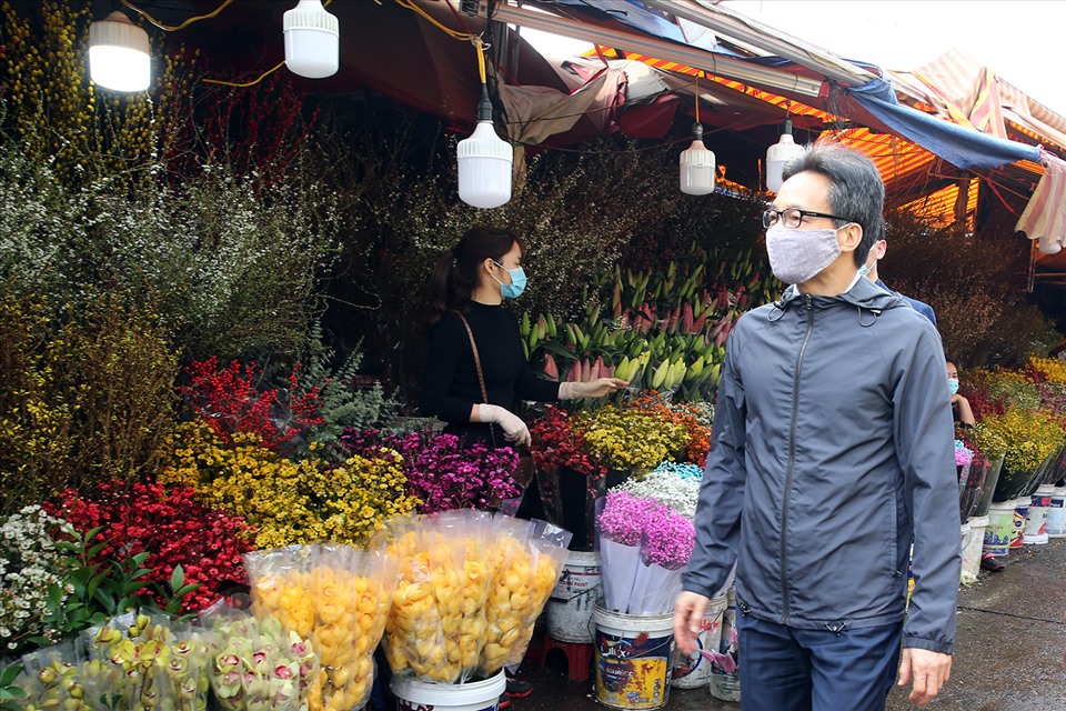 Phó Thủ tướng Vũ Đức Đam đi thị sát chợ hoa Tết Quảng Bá ngay sau cuộc họp về chống dịch với tỉnh Quảng Ninh, chiều 4.2.