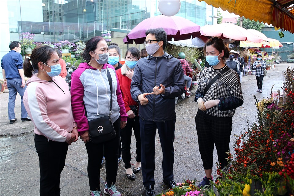 Trò chuyện với Phó Thủ tướng, bà con tiểu thương cho biết do dịch bệnh nên năm nay chợ hoa Tết Quảng Bá vắng vẻ rất nhiều so với mọi năm.
