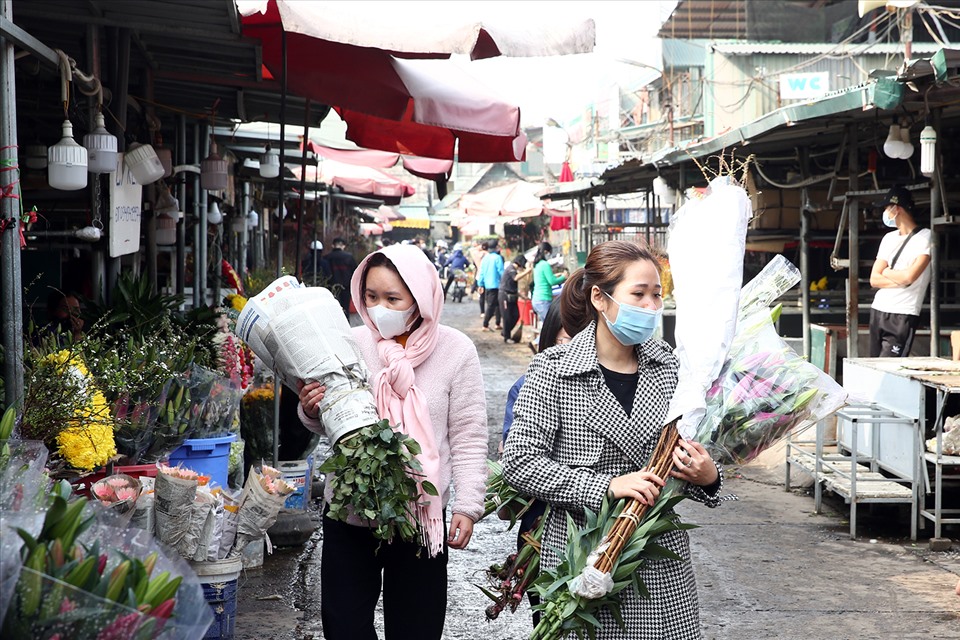 Đã là ngày 23 Tết nhưng Chợ hoa tết Quảng Bá chỉ lác đác người dân đến chọn, mua hoa.