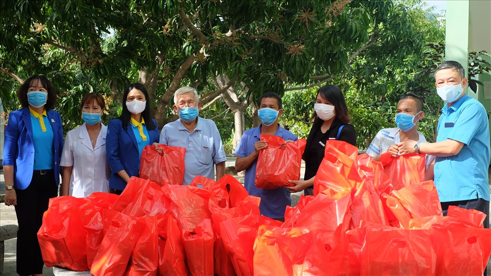 Đại diện Cty CP nước giải khát Yến Sào Khánh Hoà và Quỹ XHTT Tấm Lòng vàng, LĐLĐ tỉnh trao 100 suất quà cho đại diện các bệnh nhân tại Bệnh viện Da liễu tỉnh. Ảnh:Phước Tín