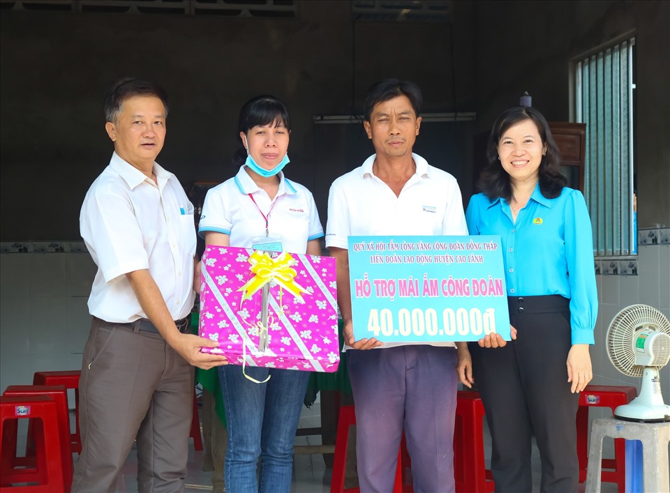Chủ tịch LĐLĐ huyện Cao Lãnh Phạm Thị Xuân Mai trao hỗ trợ “Mái ấm công đoàn” cho chị Phan Kim Thanh. Ảnh: Lan Ngô