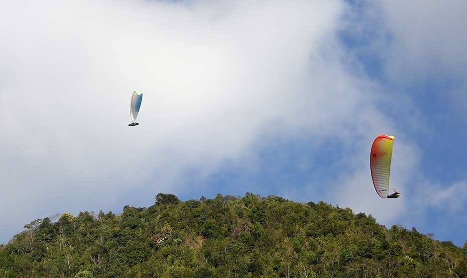 Mãn nhãn cánh dù lượn bay trên đỉnh Putaleng ở Lai Châu.