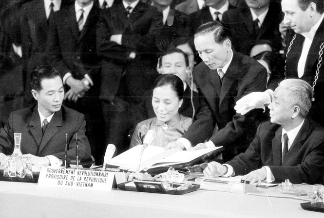 Hình ảnh trong lễ ký kết hiệp định Paris. Ảnh tư liệu.