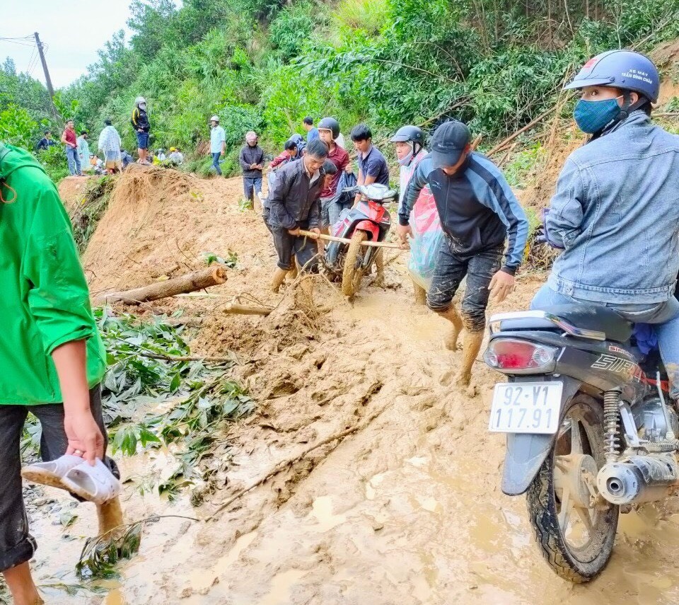Nhiều nhà giáo trẻ Quảng Nam tình nguyện nhận công tác, đối diện hiểm nguy khi vượt qua những đoạn đường sạt lở để đến với các điểm trường. Ảnh: Hữu Long