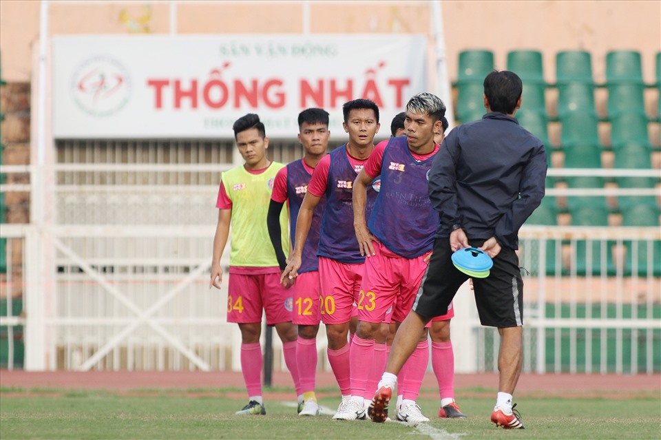 Chiều 4.2 tức 23 tháng Chạp âm lịch - ngày cúng ông Táo, câu lạc bộ Sài Gòn vẫn cho các cầu thủ ra sân Thống Nhất tập luyện. Buổi tập có đầy đủ các thành viên, kể cả những chuyên gia bóng đá Nhật Bản.