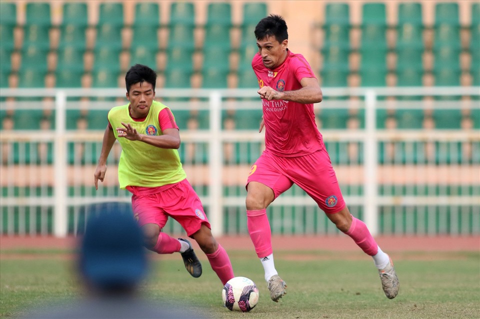 Đỗ Merlo là cầu thủ ghi bàn duy nhất cho Sài Gòn sau 3 vòng của V.League 2021. Anh lập công vào lưới Hoàng Anh Gia Lai và Sông Lam Nghệ An, giúp đội nhà đều có chiến thắng tối thiểu 1-0. Với 6 điểm/3 trận, các cầu thủ Sài Gòn đón Tết Nguyên đán 2021 với tâm trạng khá thoải mái.
