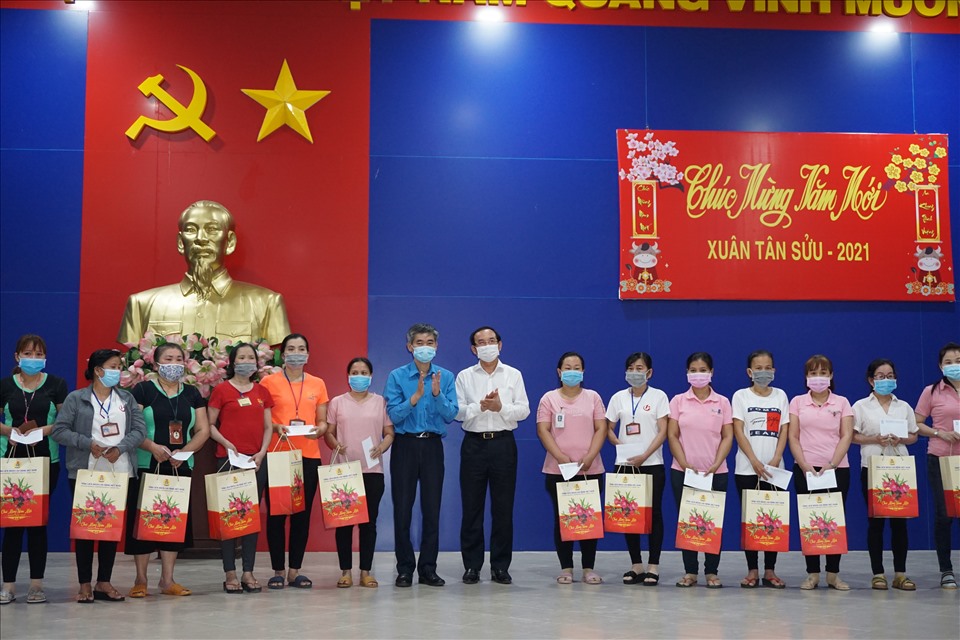 Bí thư Thành ủy TPHCM Nguyễn Văn Nên (đứng giữa, bên phải) trao tặng quà Tết cho đoàn viên, công nhân lao động tiêu biểu, có hoàn cảnh khó khăn tại Tây Ninh. Ảnh: Quốc Tiến