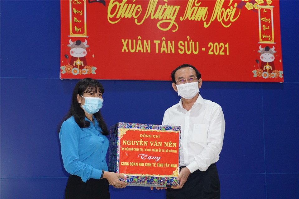 Bí thư Thành ủy TPHCM Nguyễn Văn Nên trao tặng quà cho Công đoàn Khu kinh tế tỉnh Tây Ninh
