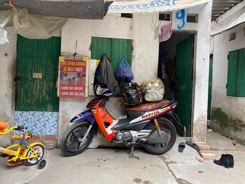 Căn nhà trọ và chiếc xe máy anh Hùng được tặng.