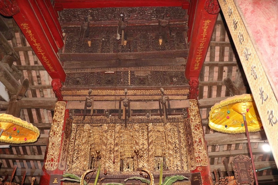 Bức Cửa võng đình Diềm, hiện được lưu giữ tại đình làng Diềm, phường Hòa Long được làm bởi chất liệu gỗ từ năm 1692 là một kiệt tác nghệ thuật chạm khắc của nền nghệ thuật tinh hoa thời Lê Trung Hưng. Bức Cửa võng được Thủ tướng Chính phủ công nhận là Bảo vật Quốc gia vào tháng 5.2020.