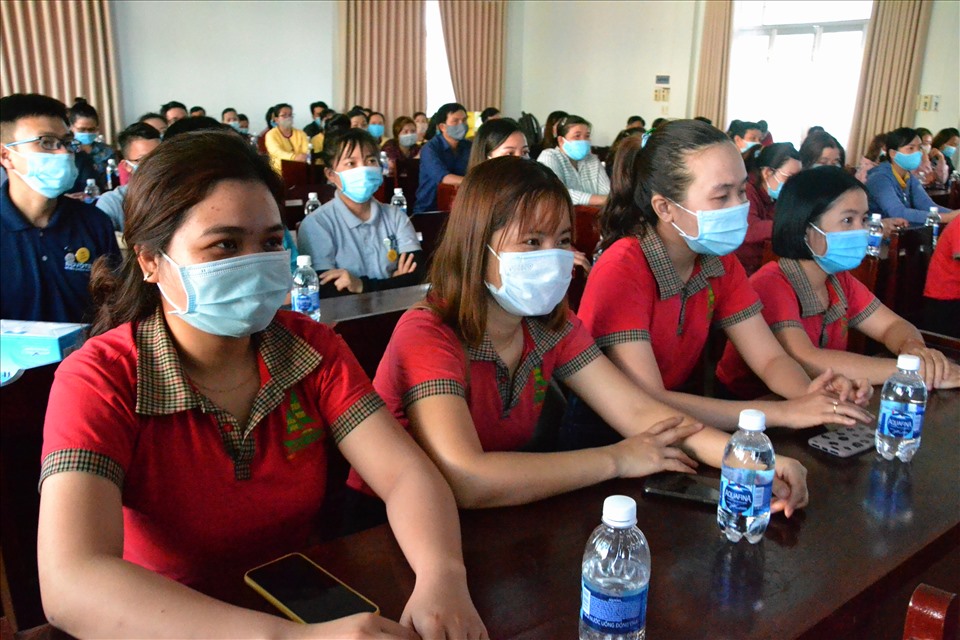 Người lao động có hoàn cảnh khó khăn được LĐLĐ tỉnh Kiên Giang thăm hỏi, tặng quà dịp Tết Tân Sửu 2021. Ảnh: Lục Tùng