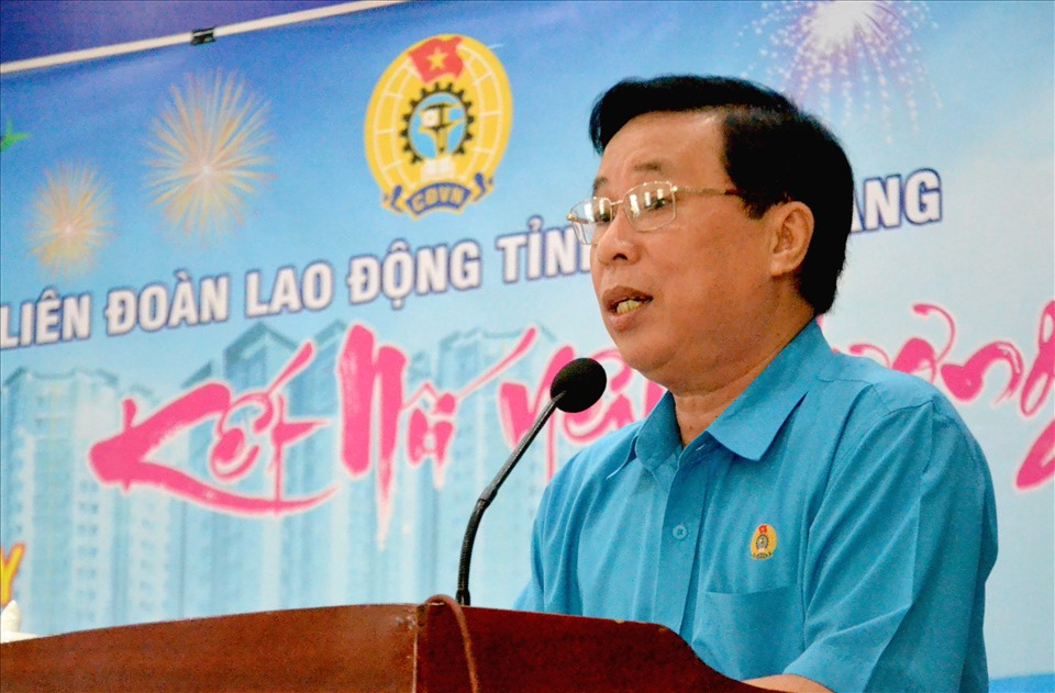 Chủ tịch LĐLĐ tỉnh Kiên Giang Trần Thanh Việt thăm hỏi, động viên người lao động đang làm việc trên vùng biển Tây Tổ quốc. Ảnh: Lục Tùng