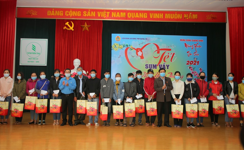 Bộ trưởng Bộ Kế hoạch và Đầu tư Nguyễn Chí Dũng cùng lãnh đạo tỉnh Quảng Trị trao quà cho người lao động tại chương trình Tết sum vầy. Ảnh: Hưng Thơ.