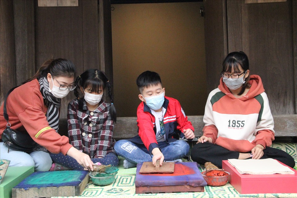 Đến với chương trình, trẻ em sẽ được hướng dẫn in những bức tranh Đông Hồ. Ảnh: NVCC.