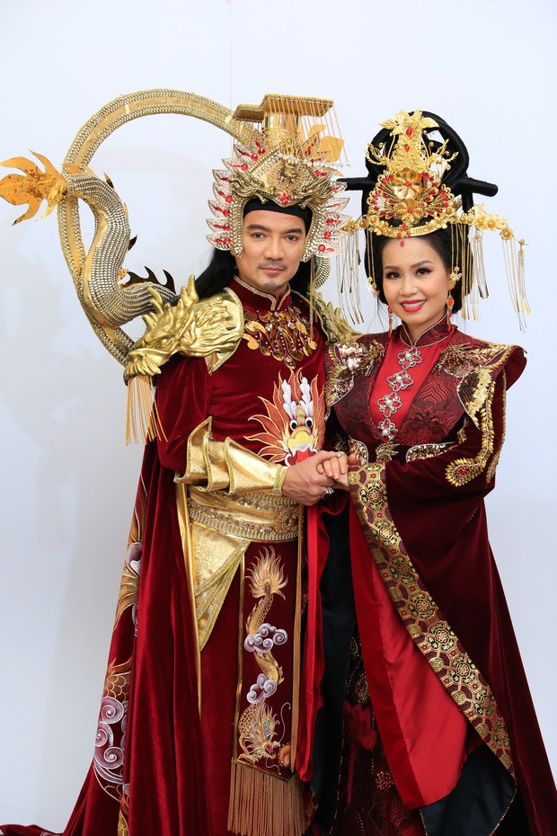 Trang phục của cặp đôi quyền lực nhất Thiên Đình năm 201