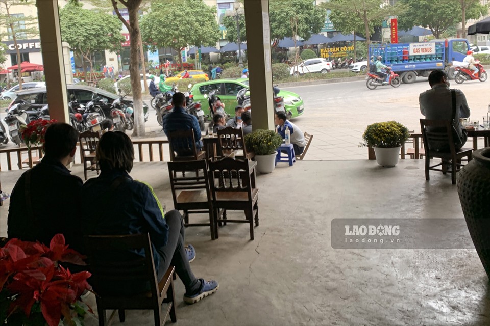 Một quán café trên đường Trung Kính (Cầu Giấy, Hà Nội) thực khách đã có ý thức hơn trong việc giữ khoảng cách tối thiểu.