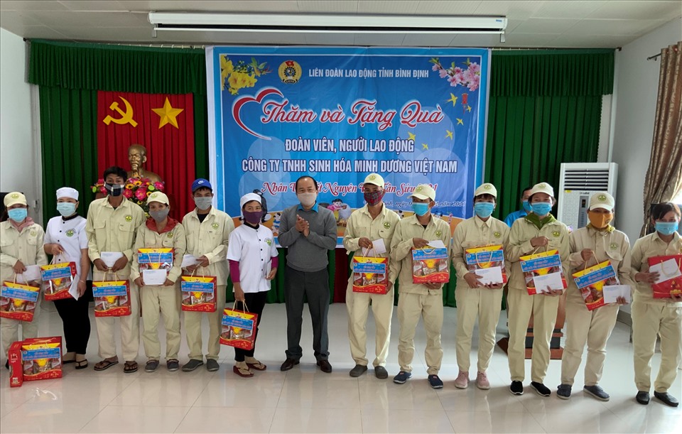 30 đoàn viên Sinh hóa Minh Dương Việt Nam nhận quà Tết từ Công đoàn Khu Kinh tế Bình Định    Ảnh X.N