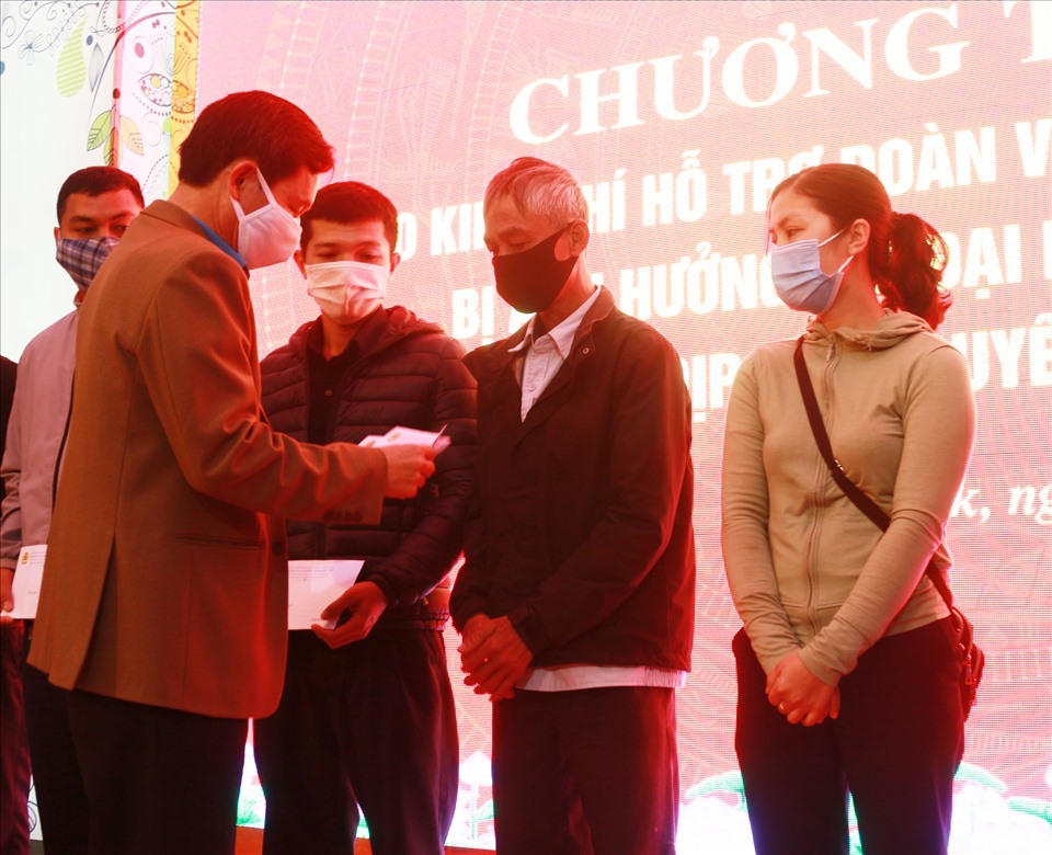 Đoàn viên, NLĐ nhận quà Tết từ lãnh đạo LĐLĐ tỉnh Đắk Lắk. Ảnh: Bảo Trung