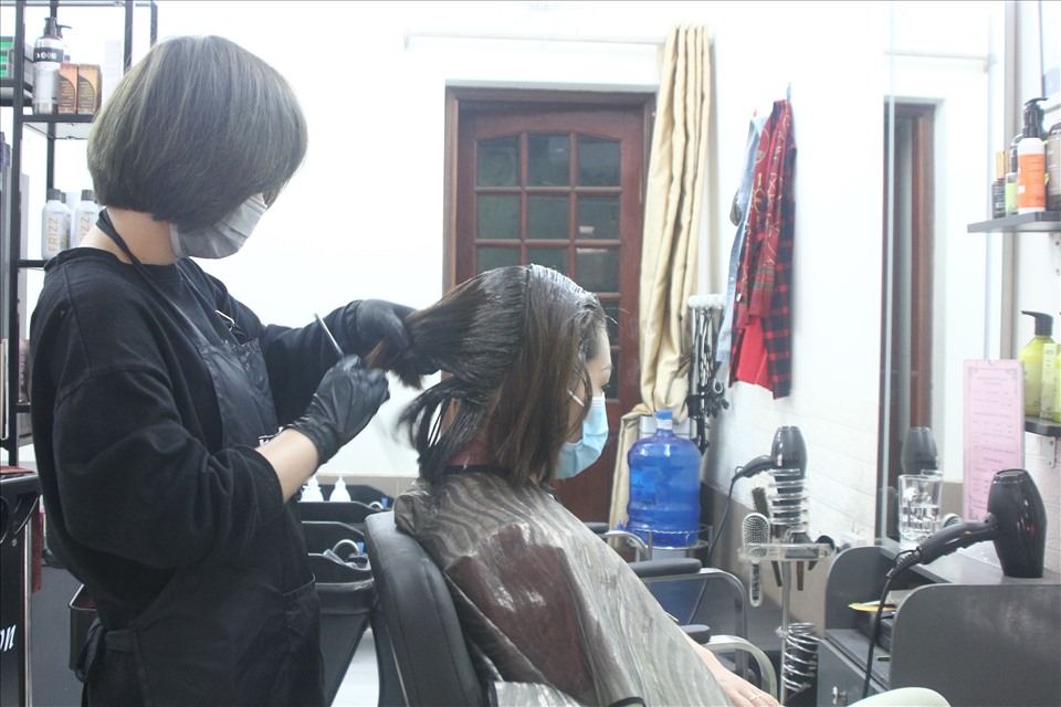 Người thợ cắt tóc tỉ mỉ từng chi tiết để khách hàng được ưng ý nhất. Ảnh T.Vương