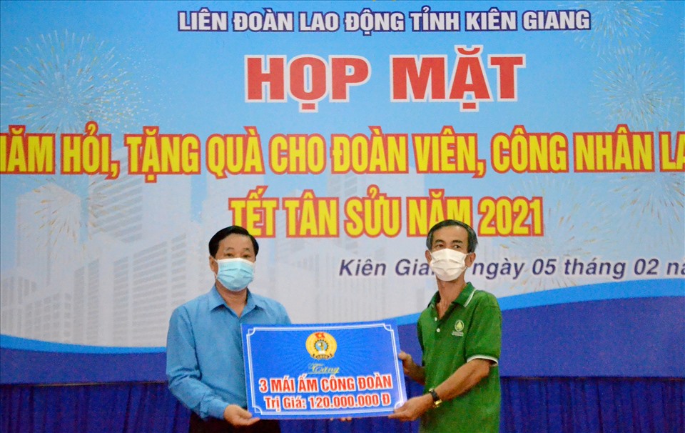 Dịp này, ông Việt cũng trao hỗ trợ 10 Mái ấm Công đoàn cho đoàn viên khó khăn nhà ở. Ảnh: Lục Tùng