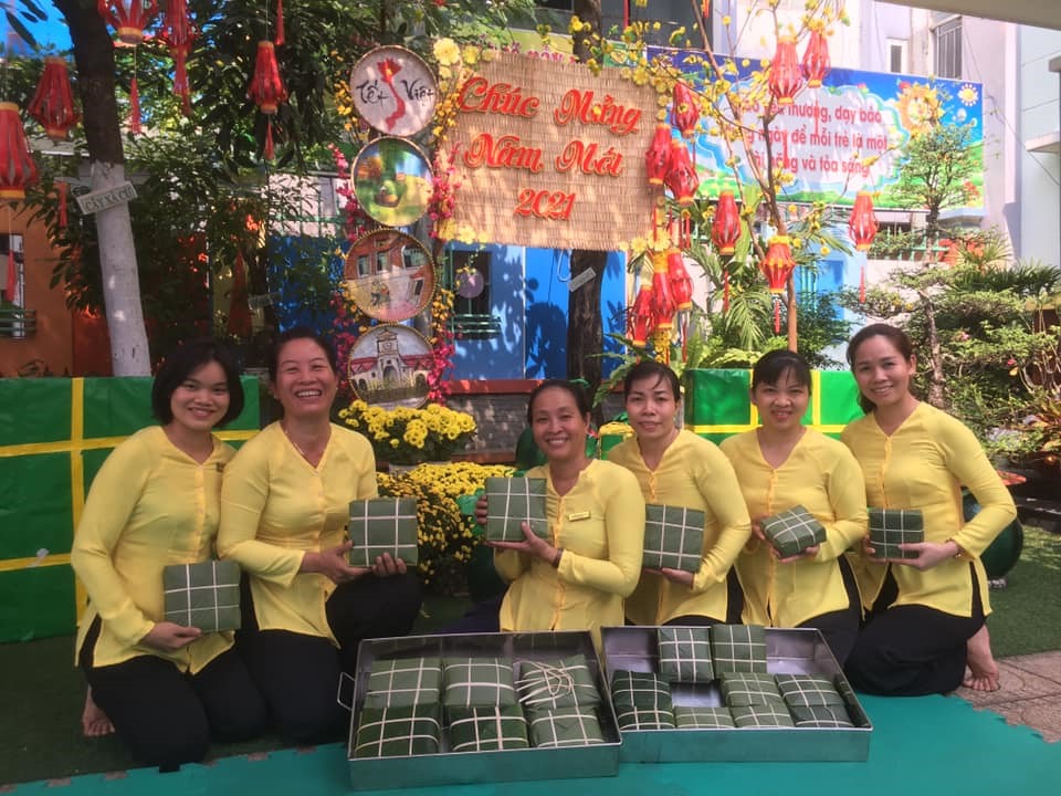 Giáo viên mầm non Quận Tân Phú gói bánh chưng tặng công nhân lao động không về quê ăn Tết. Ảnh LĐLĐ Quận Tân Phú.