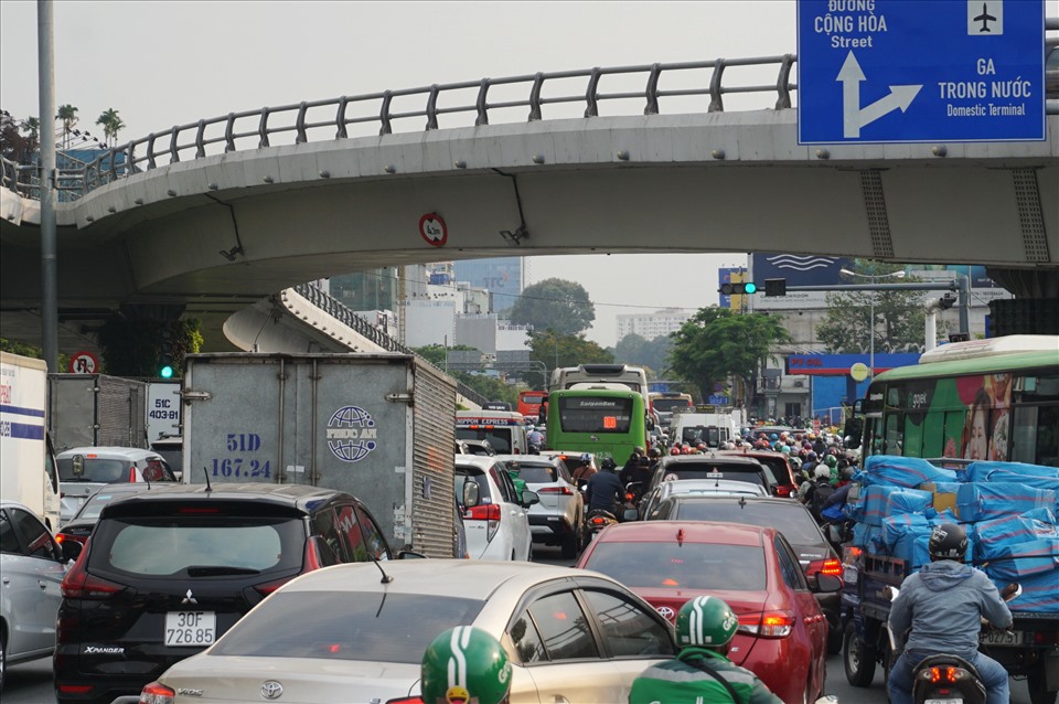 Khoảng 16h ngày 5.2, đường Trường Sơn trước cổng sân bay Tân Sơn Nhất (quận Bình Tân, TPHCM) bất ngờ xảy ra ùn tắc do lượng xe tải chở hàng vào sân bay tăng đột biến.
