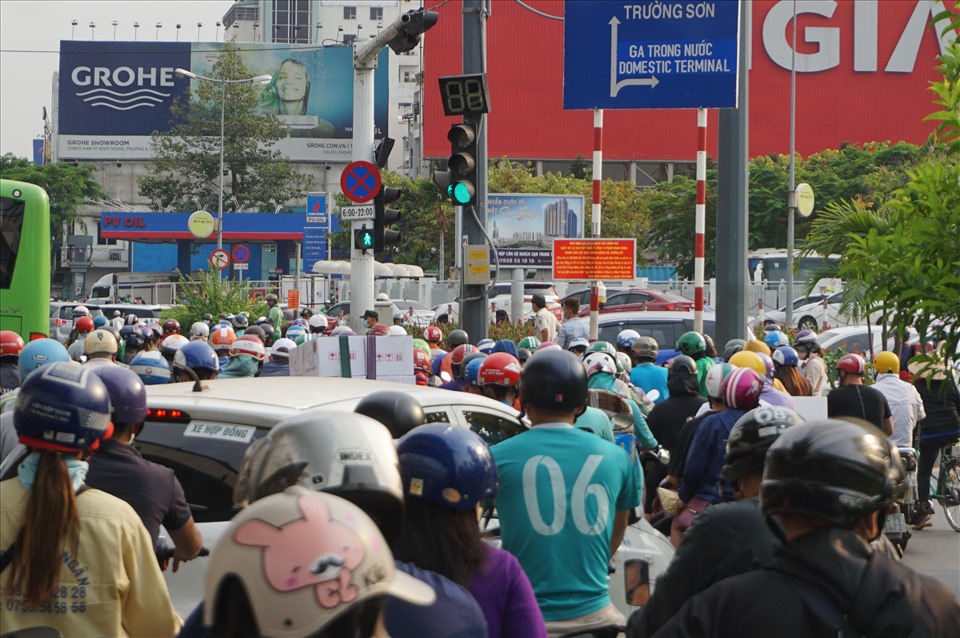 Xe cộ ùn ứ ngay trước cổng vào sân bay Tân Sơn Nhất khiến các phương tiện từ đường Bạch Đằng rẽ phải vào sân bay gặp khó khăn.