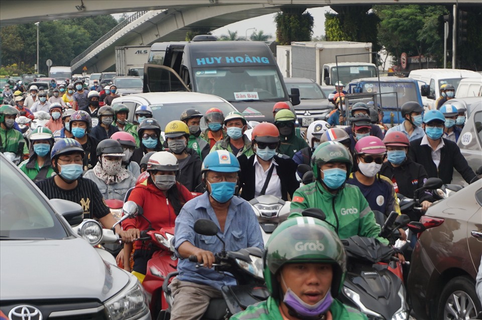 Giao thông hỗn loạn trước cổng sân bay Tân Sơn Nhất.