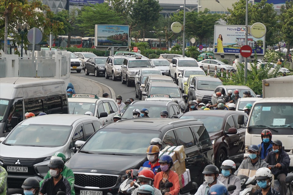 Các ô tô từ sân bay Tân Sơn Nhất ra đường Trường Sơn cũng xếp hàng dài.