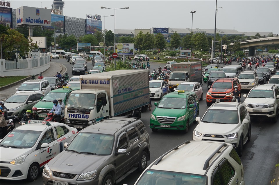 Nhiều xe máy chen giữa ôtô nhích từng chút trên đường Trường Sơn.