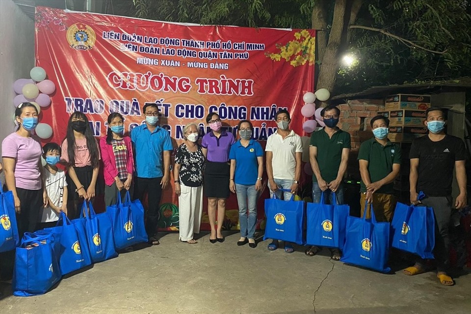 LĐLĐ Quận Tân Phú tặng  quà Tết cho các tổ công nhân tự quản tại các khu nhà trọ. Ảnh Đức Long