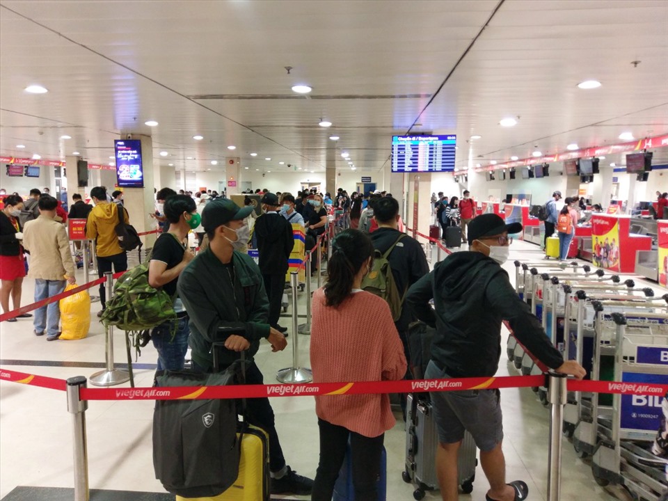 Lượng khách đi/đến sân bay Tân Sơn Nhất dịp Tết năm nay giảm gần 30% so với cùng kỳ năm trước do dịch COVID-19 làm ảnh hưởng đến việc đi lại của người dân.