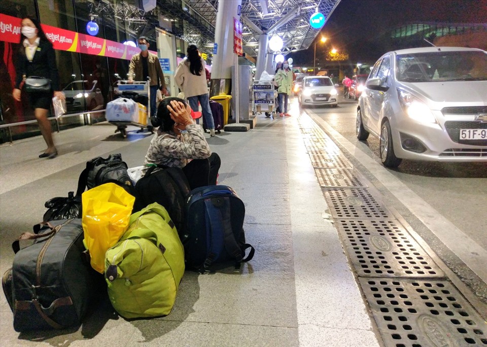 Rạng sáng 24.1, người đổ ra ra sân bay Tân Sơn Nhất để về quê ăn Tết.