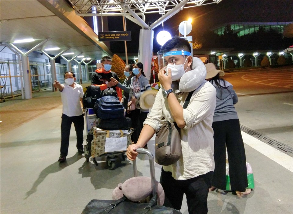 Một người làm việc ở TPHCM trên đường ra Hà Nội cẩn thận đeo kính chống giọt bắn trong suốt hành trình.