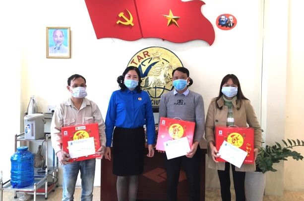 Lãnh đạo LĐLĐ huyện Yên Bình tặng quà đoàn viên có hoàn cảnh khó khăn. Ảnh: CĐYB