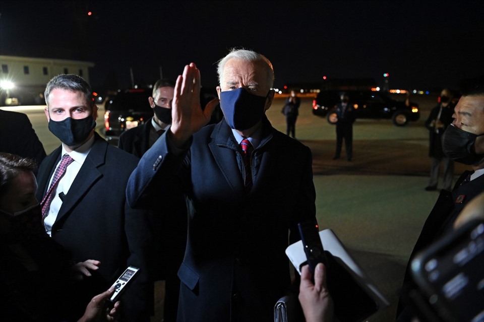 Tổng thống Mỹ Joe Biden trả lời báo giới sau khi đi chuyên cơ Air Force One đến sân bay New Castle ở New Castle, Delaware ngày 5.2. Ông Biden sẽ dành cuối tuần ở Wilmington, Delaware. Ảnh: AFP.