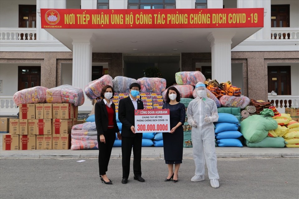 Đại diện lãnh đạo Công đoàn Agribank trao kinh phí hỗ trợ phòng chống dịch COVID-19 tại Chí Linh, Hải Dương. Ảnh: CĐNH