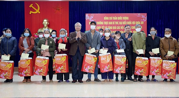Đồng chí Trần Quốc Vượng - nguyên Thường trực Ban Bí thư và đồng chí Dương Văn Thống - Trưởng Đoàn đại biểu Quốc hội tỉnh tặng quà tết cho các hộ nghèo của huyện Yên Bình.