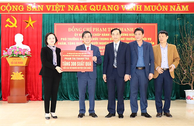 Đồng chí Phạm Thị Thanh Trà trao biển tặng 300 suất quà cho các hộ nghèo trên địa bàn huyện Văn Chấn.