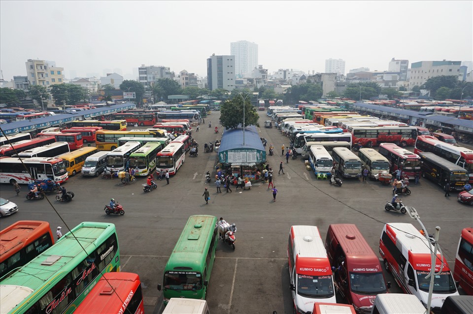 tại khu vực bãi xe, các xe nằm yên một chỗ, mòn mỏi chờ đợi khách.