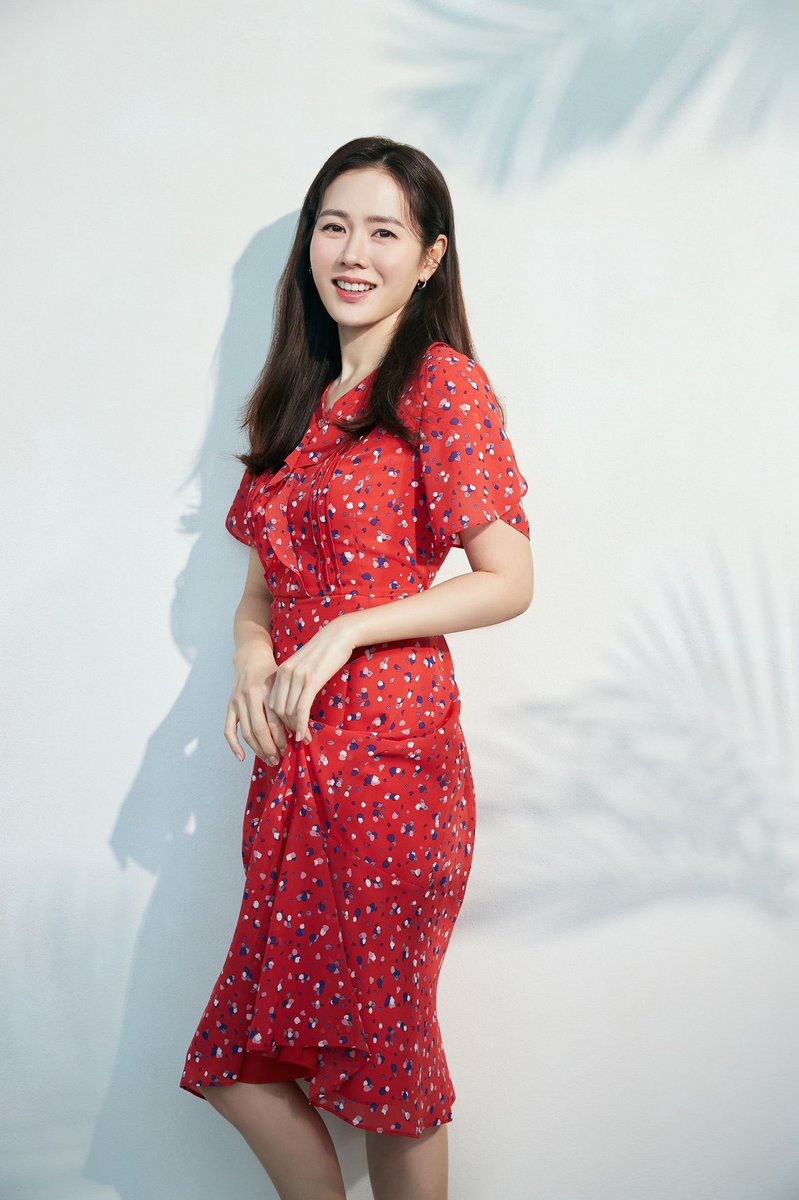 Trong chiếc váy đỏ hoạ tiết, bạn gái Hyun Bin khoe nhan sắc đằm thắm, mặn mà cùng vóc dáng thon gọn. Ảnh: Instagram.