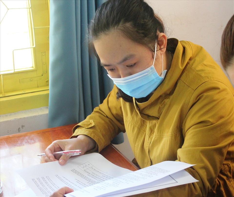 Bác sĩ Kim Chung đọc tài liệu trước giờ vào vùng dịch bệnh thị xã Ayun Pa. Ảnh TTuấn