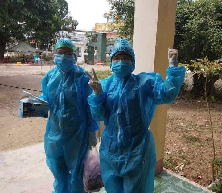 Các y bác sĩ ở điểm nóng dịch bệnh Ayun Pa, huyện Ia Pa, Krông Pa... lạc quan trong cuộc chiến chống dịch bệnh. Ảnh BCĐ