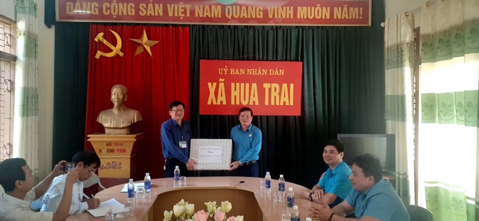 Ông Nguyễn Văn Khiển - Phó Chủ tịch Thường trực LĐLĐ tỉnh tặng quà cho cán bộ, nhân dân xã Hua Trai.